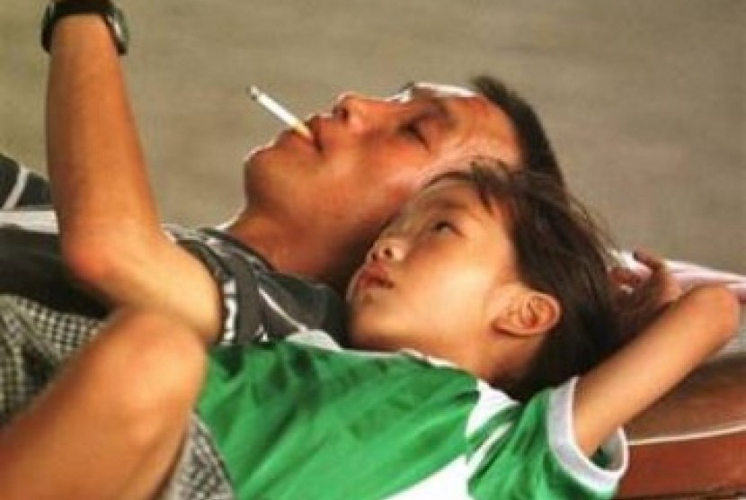 Orang tua perokok kerap meremehkan bahaya kebiasaan mereka terhadap anak-anaknya. (Ilustrasi)