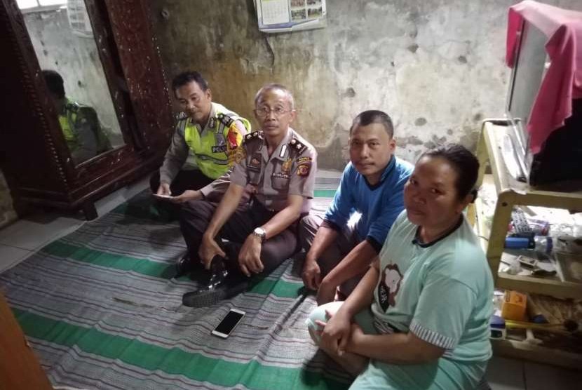 Orang tua Sobirin, Caridi dan Darmini saat ditemui di rumahnya, di Desa Bungko, Kecamatan Kapetakan, Kabupaten Cirebon, Ahad (5/8).
