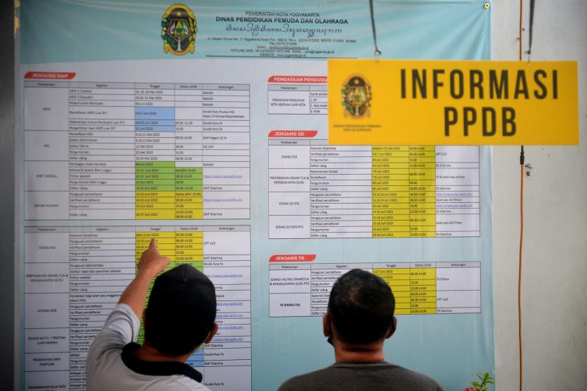 Orang tua wali murid mencari informasi terkait penerimaan peserta didik baru (PPDB). Siswa SD membuat video untuk Jokowi bahwa untuk sekolah harus punya uang dan kenalan.