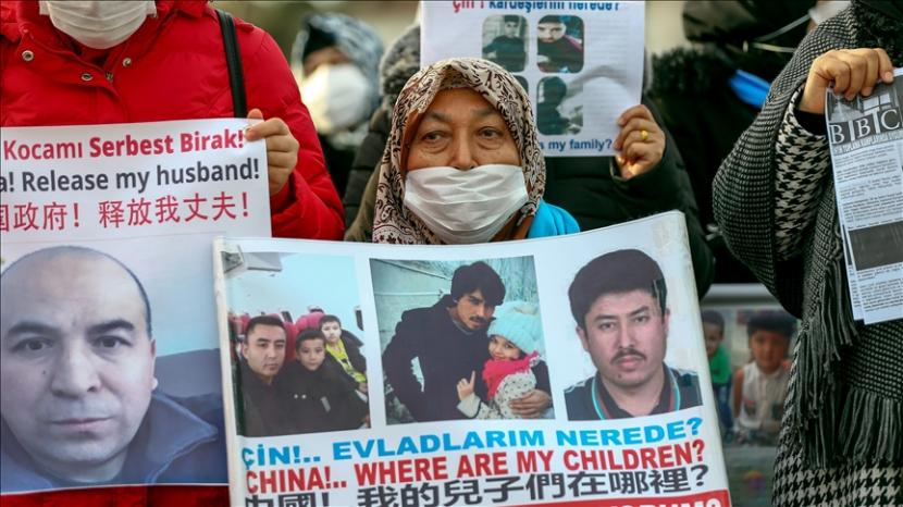 Orang Uighur yang tinggal di Istanbul berkumpul untuk memprotes China di luar Konsulat Jenderal China, di distrik Sariyer, Istanbul, Turki, pada 11 Februari 2021.