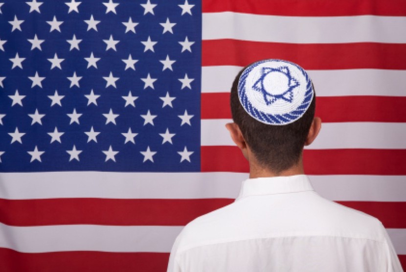 Lobi Yahudi meyakinkan Amerika Serikat dunia Islam musuh bersama. Orang Yahudi dan bendera AS.ilustrasi