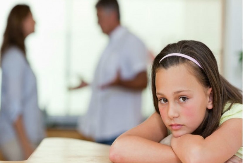 Orangtua bertengkar di depan anak (Ilustrasi). Anak bisa mengalami trauma atau bahkan bersikap agresif jika terbiasa meyaksikan KDRT.