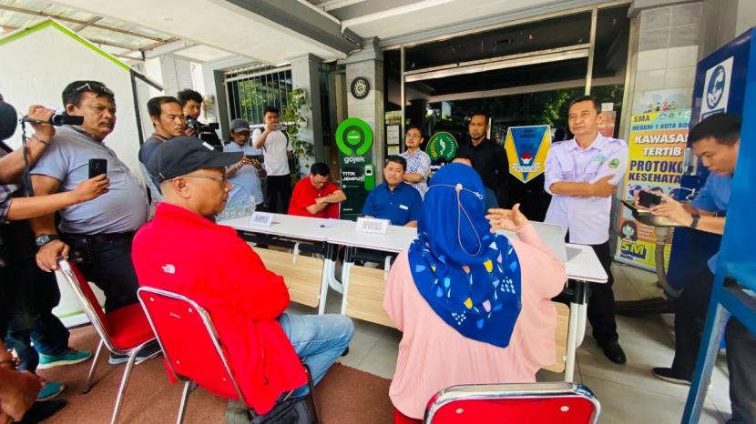 Sejumlah orang tua mendatangi SMAN 1 Bogor, Kota Bogor, Jawa Barat, Selasa (11/7/2023), karena kecewa dengan hasil PPDB.