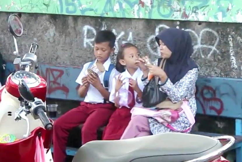 Orang tua mengantar anak ke sekolah