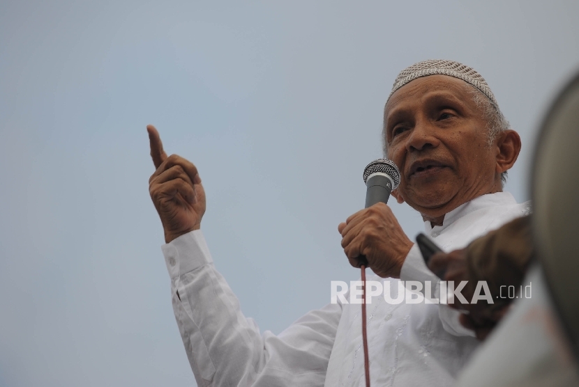 Orasi. Amien Rais menyampaikan pendapat penolakan Perppu di depan gedung DPR/MPR/DPD RI , Kompleks Parlemen Senayan, Jakarta Seninn (24/10).