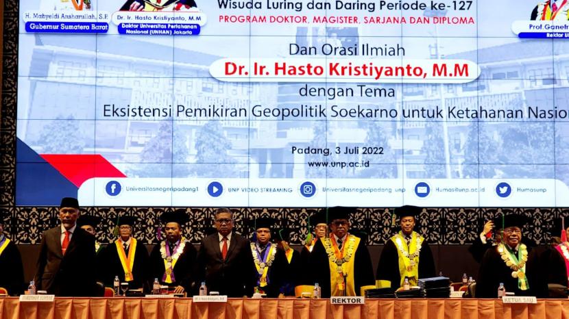 Orasi Ilmiah berjudul Eksistensi Pemikiran Geopolitik Soekarno untuk Ketahanan Nasional, bagi wisudawan ke-127 Universitas Negeri Padang (UNP), Ahad (3/7/2022).