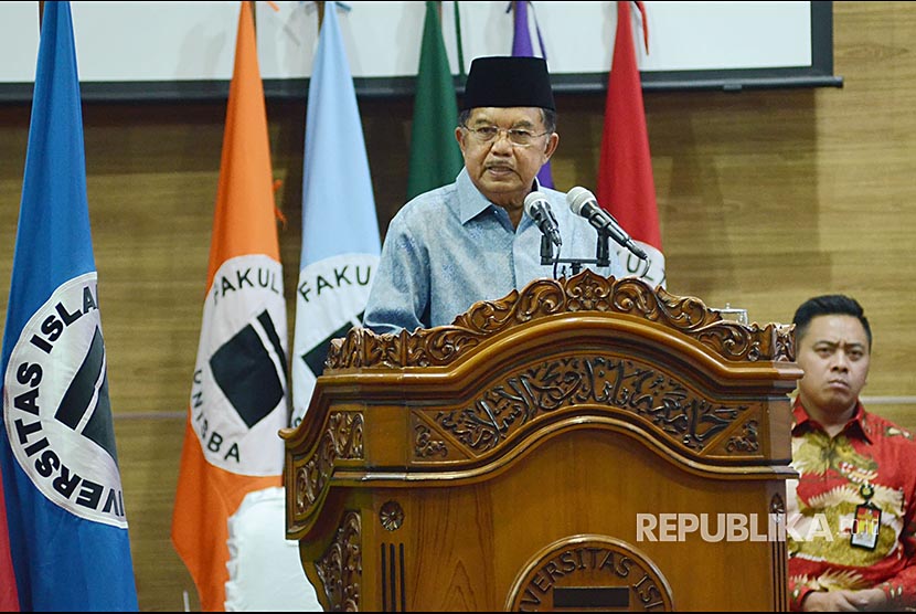 Orasi ilmiah Wakil Presiden RI Muhammad Jusuf Kalla pada Sidang Terbuka Senat Universitas Islam Bandung (Unisba) dalam rangka Milad ke-60 Unisba, di Aula Unisba, Kota Bandung, Sabtu (17/11). 