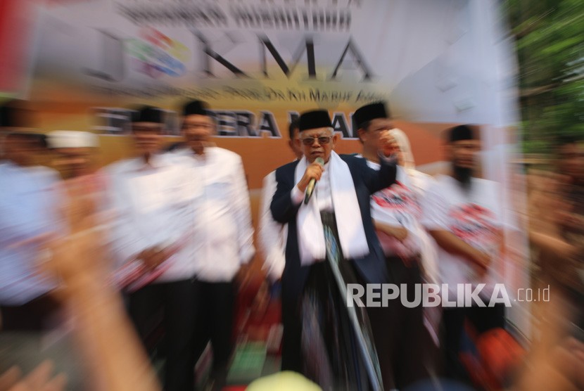 Orasi Ma'ruf Amin Di Medan. Cawapres nomor urut 01 Ma'ruf Amin (tengah) menyampaikan orasi saat menghadiri deklarasi dan pelantikan pendukung Jokma Sumut, di Medan, Sumatera Utara, Sabtu (9/3/2019). 