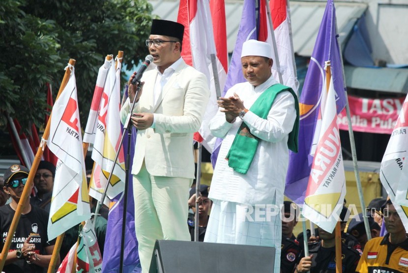 Orasi politik pasangan calon gubernur dan wakil gubernur Jawa Barat Ridwan Kamil dan Uu Ruzhanul Ulum, di pelataran parkir Stadion Sidolig, Kota Bandung, Kota Bandung, Selasa (9/1).