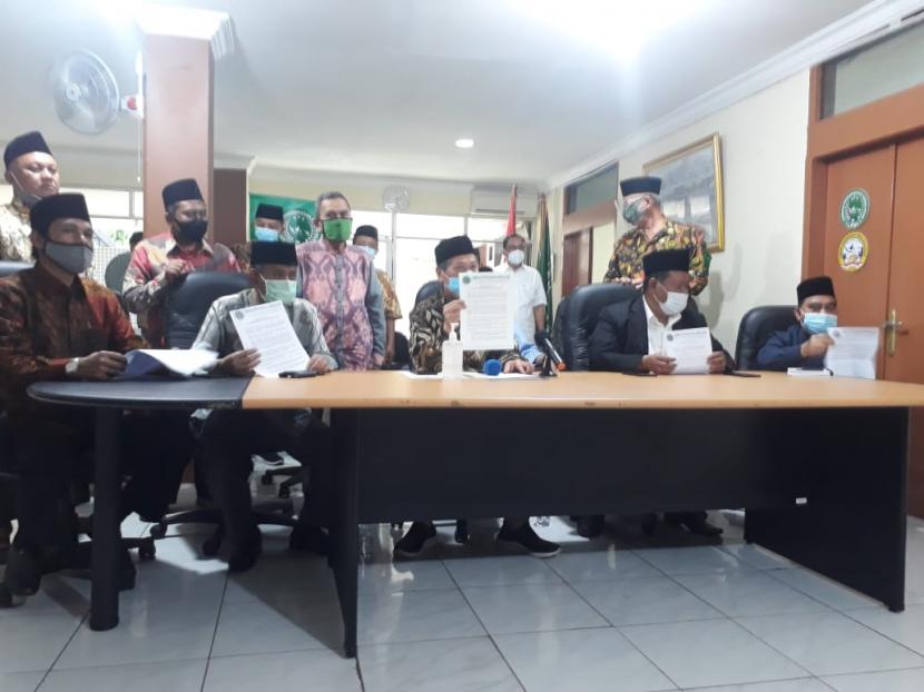 Organisasi gabungan 14 ormas Islam, Lembaga Persahabatan Ormas Islam (LPOI) menyampaikam pernyataan sikap terkait perkembangan situasi akhir-akhir ini di Kantor LPOI, Jakarta Pusat, Selasa (22/12). 