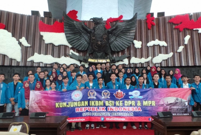 Organisasi mahasiswa BSI melakukan kunjungan studi ke gedung DPR RI. 