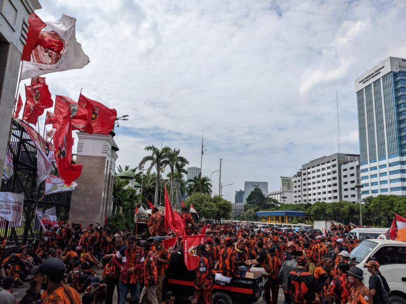 Organisasi masyarakat (ormas) Pemuda Pancasila (PP) menggelar aksi menuntut permintaan maaf Wakil Ketua Komisi II DPR Junimart Girsang di depan Gedung DPR, Kompleks Parlemen, Jakarta, Kamis (25/11).