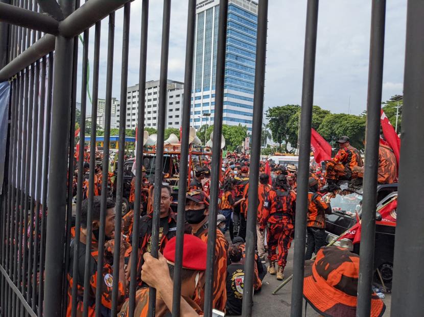 Organisasi masyarakat (ormas) Pemuda Pancasila (PP) menggelar aksi menuntut permintaan maaf Wakil Ketua Komisi II DPR Junimart Girsang di depan Gedung DPR, Kompleks Parlemen, Jakarta, Kamis (25/11).