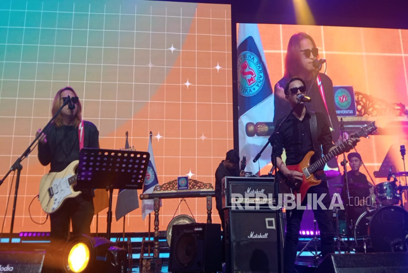ORI, kolaborasi musikal yang digawangi Oncy Ungu, Robby Funkop, dan Imanine J-Rocks, hadir sebagai pengisi acara dan membawa nuansa baru ke panggung wisuda UBSI.