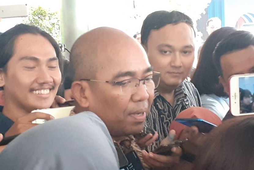 Orias Petrus Moedak (tengah) sebagai Direktur Utama holding BUMN pertambangan, MIND ID, di Jakarta. Orias mengatakan, izin usaha tambang seharusnya sepanjang usia tambang agar minat investasi tambang terjaga.