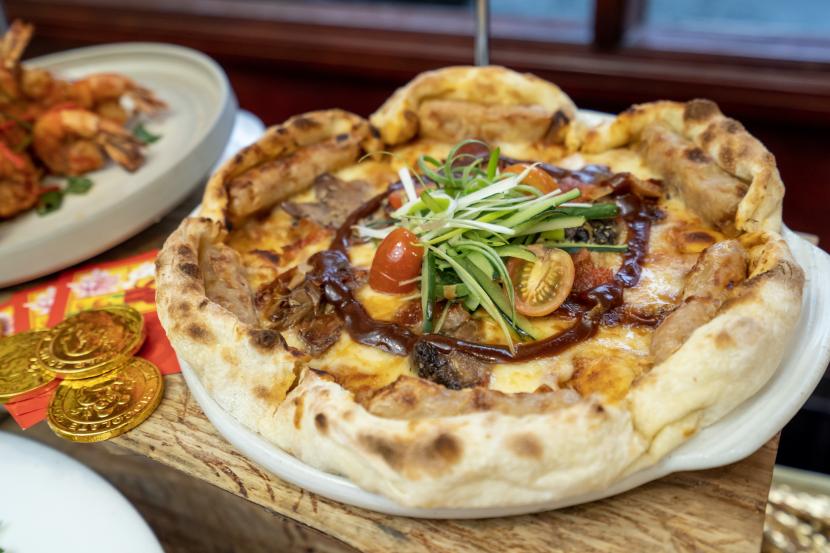 Oriental pizza dengan bebek peking & topping dimsum di Pizzeria The Sultan Hotel & Residence Jakarta  menjadi menu khas Imlek 2023.