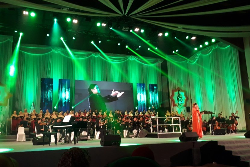 Dwiki Dharmawan saat memimpin Orkestra Simfoni Negeri Berkemajuan, Sportarium UMY, Yogyakarta, Kamis malam (21/9).
