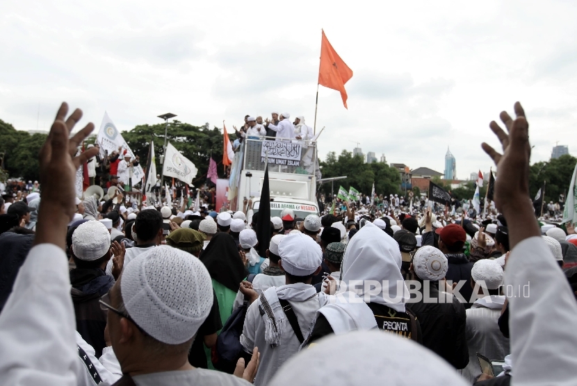 Ormas Islam yang tergabung dalam Forum Umat Islam (FUI)melakukan aksi di depan Kompleks Parlemen, Senayan, Jakarta, Selasa (21/2).