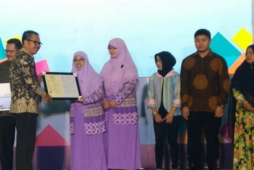  Ormas Persaudaraan Muslimah (Salimah) menerima Hak Cipta Lagu Anak secara simbolis yang dikeluarkan oleh Kementerian Koperasi dan UMKM, dalam acara Indonesia Syariah Fair 2018 di Balai Kartini, belum lama ini.