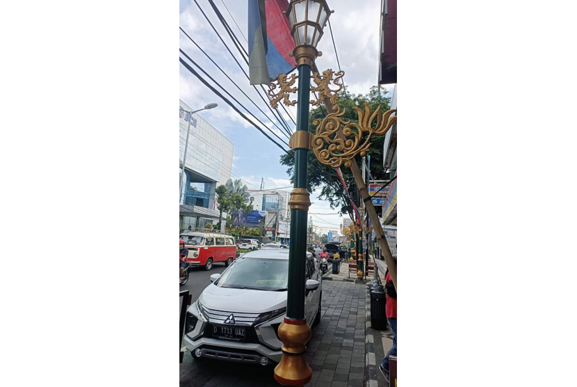 Ornamen lampu hias di kawasan Kayutangan, Kota Malang