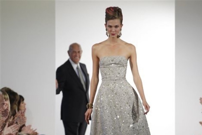 Oscar de la Renta stands in the back during a fashion show in 2013. (File)