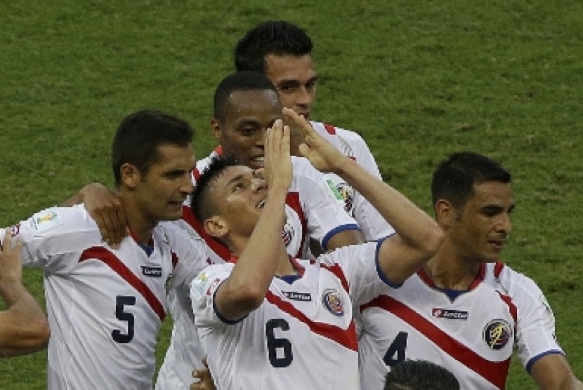 Oscar Duarte (tengah) merayakan golnya saat melawan Uruguay dalam Piala Dunia 2014