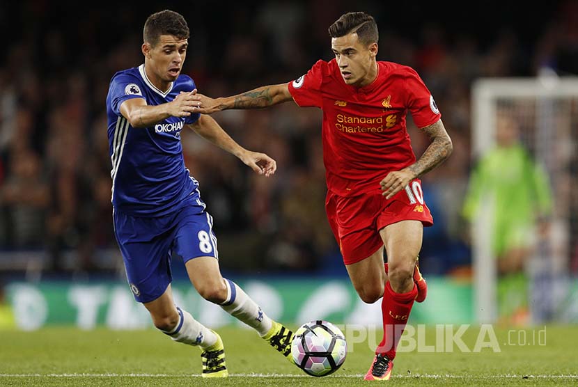 Oscar (kiri) membayangi Philippe Coutinho (kanan) dalam laga English Premier League di Stamford Bridge, London (17/9).