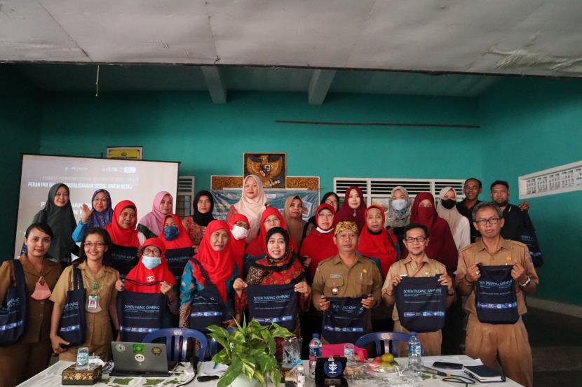 osen Pulang Kampung IPB  University   mengadakan TOT (Training of Trainer) dan workshop kewirausahaan sosial kepada tim penggerak dan kader Pemberdayaan Kesejahteraan Keluarga (PKK) yang ada di Kelurahan Kampung Kajanan, Kecamatan Buleleng, Kabupaten Buleleng, Bali,  Senin (20/6).