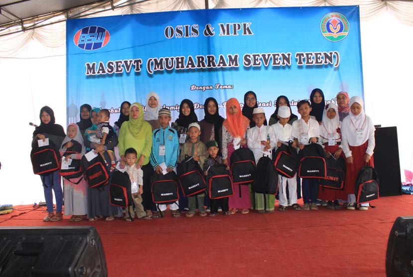 OSIS SMP Bina Insani memberikan santunan kepada anak-anak yatim, di Bogor, Jumat (23/10).
