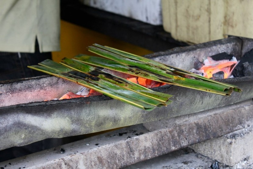 Otak-otak yang sedag dibakar.