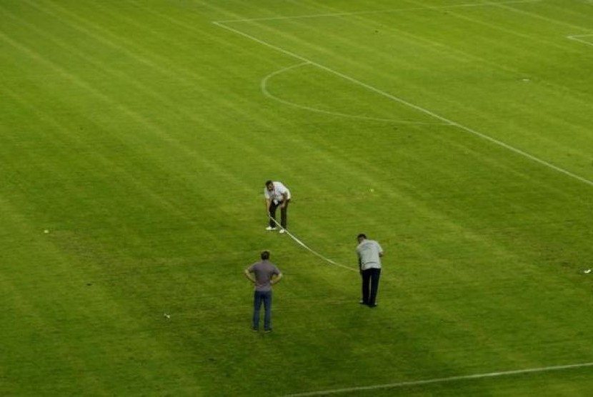 Otoritas HNS tengah memeriksa bagian lapangan Stadion Poljud yang memperlihatkan lambang swastika