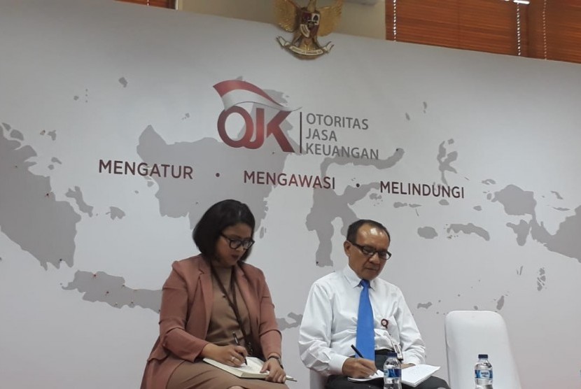 Otoritas Jasa Keuangan menyampaikan perkembangan terkini terkait fintech lending ilegal, di Kantor OJK, Lapangan Banteng, Jakarta Pusat, Rabu (13/2).