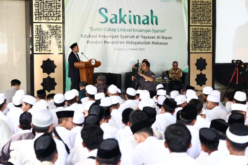Otoritas Jasa Keuangan (OJK) bersama Bank Syariah Indonesia (BSI) melaksanakan edukasi Keuangan syariah bagi para santri, guru dan warga di Pesantren Al Bayan Hidayatullah Makassar, BTP Tamalanrea, Jumat (3/3/2023).