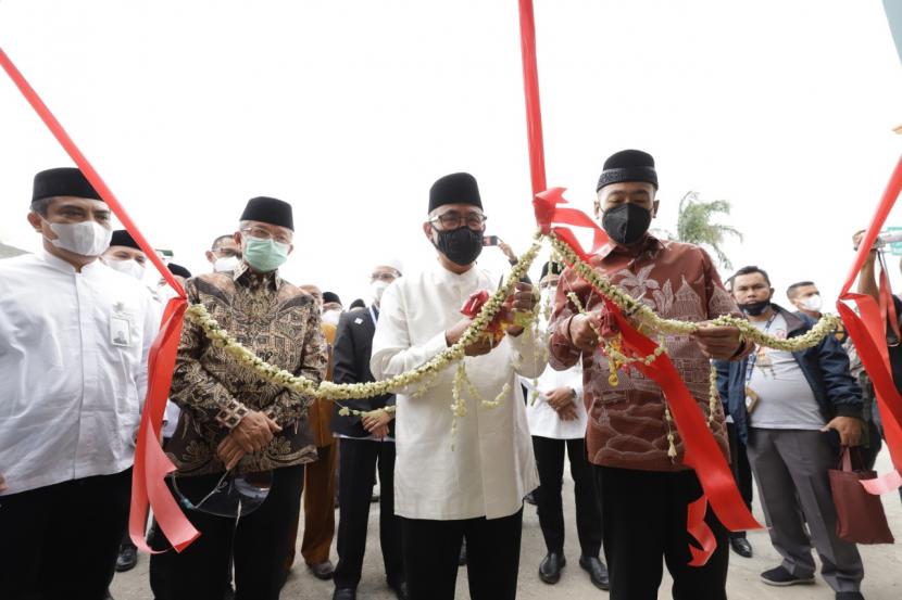 Otoritas Jasa Keuangan (OJK) menggandeng Pemerintah Provinsi Sumatera Barat (Sumbar), Kabupaten Limapuluh Kota dan Kota Payakumbuh untuk memperkuat ekonomi Masyarakat Minangkabau.