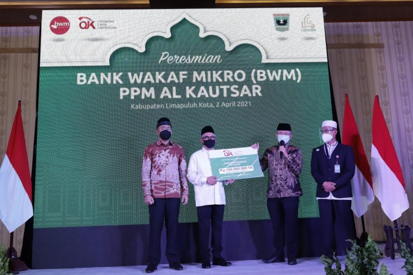 Otoritas Jasa Keuangan (OJK) menggandeng Pemerintah Provinsi Sumatera Barat (Sumbar), Kabupaten Limapuluh Kota dan Kota Payakumbuh untuk memperkuat ekonomi Masyarakat Minangkabau..