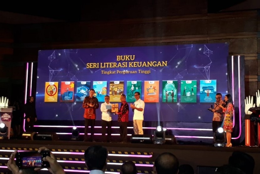 Otoritas Jasa Keuangan (OJK) menggelar kegiatan AKSiMUDA 2019 dengan tema “Menabung Untuk Semua” yang dihadiri oleh mahasiswa dari 47 universitas di Indonesia. Kegiatan digelar di Auditorium BPPT Jakarta Pusat, Selasa (30/7).