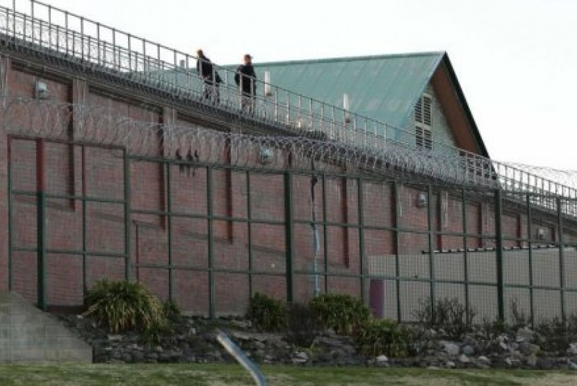 Otoritas pemasyarakatan NSW mengakui seharusnya tahanan remaja radikal itu tidak ditempatkan di sel yang sama dengan narapidana mantan personel militer Australia. 