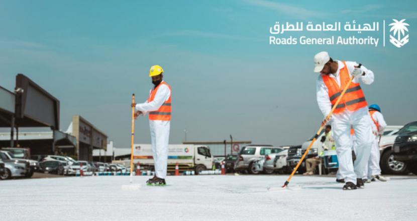 Otoritas Umum Jalan Arab Saudi bermitra dengan Kementerian Kota, Pedesaan, dan Perumahan mulai melakukan percobaan teknologi baru untuk mendinginkan jalan di Saudi. Arab Saudi Uji Teknologi Baru untuk Dinginkan Jalan