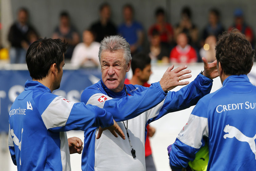 Ottmar Hitzfeld (tengah) 