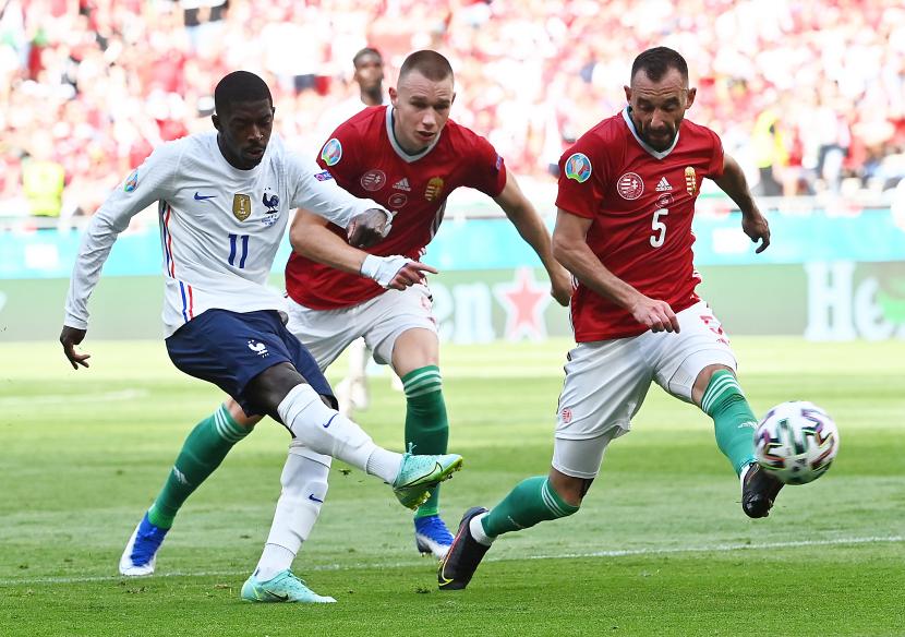 Ousmane Dembele (kiri) dari Prancis beraksi selama pertandingan sepak bola babak penyisihan grup F UEFA EURO 2020 antara Hongaria dan Prancis di Budapest, Hongaria, 19 Juni 2021.