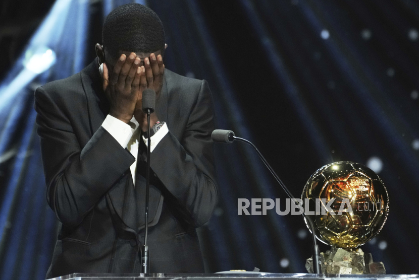 Ousmane Dembele saat menerima trofi Ballon dOr 2025.