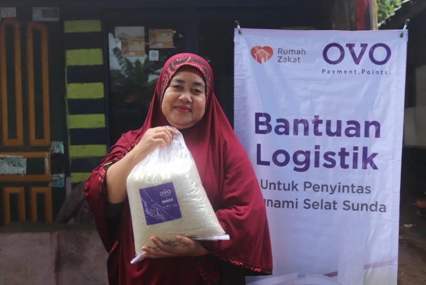 OVO bekerjasama dengan Rumah Zakat mendistribusikan bantuan untuk masyarakat terdampak tsunami di Kelurahan Kanyere, Pandeglang Rabu (9/1). 