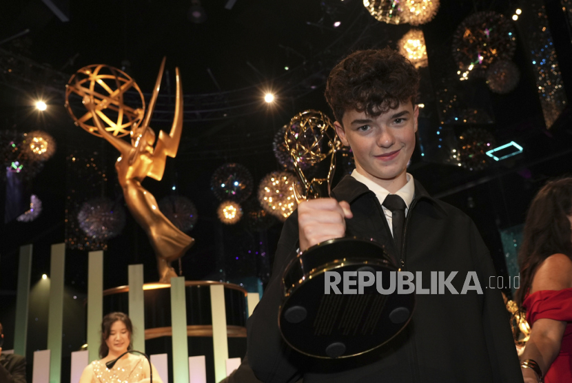 Owen Cooper, pemenang penghargaan aktor pendukung terbaik dalam serial atau film antologi atau terbatas untuk Adolescence, menghadiri Governors Ball dalam Primetime Emmy Awards ke-77 pada Ahad (14/9/2025) di Los Angeles Convention Center di Los Angeles, AS. 