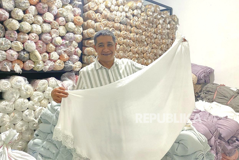 Owner Maia by Hasya, Ari Hami, salah satu UMKM binaan Shopee di rumah produksinya di kawasan Pondok Aren, Tangerang Selatan, Rabu (5/3/2025).