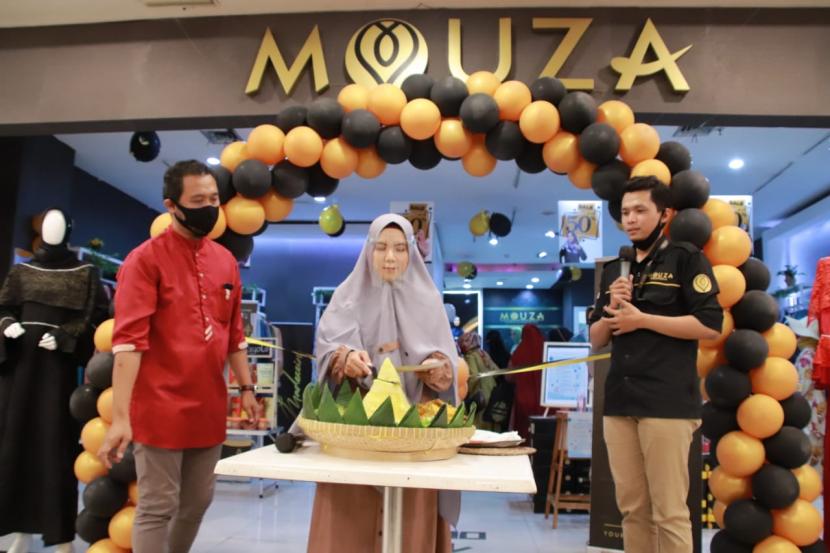 Owner Mouza Indonesia, Dini Fitriyah memotong tumpeng sebagai tanda dibukanya Offline Store Pusat pertamanya di Miko Mal Bandung lantai LG 20-21 pada Kamis (1/10). 