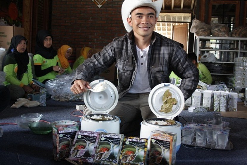 Owner 'nasi liwet' Seribu Satu, Andris Wijaya, demonstrates how to cook instant rice in Garut, West Java.  