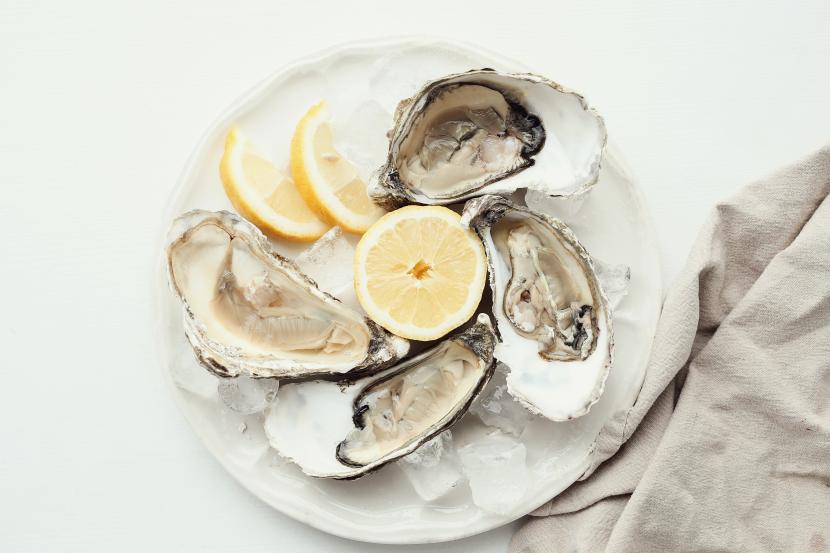 Oyster mentah. Ada risiko kesehatan yang membayangi seseorang yang memakan oyster mentah saat temperatur lautan menjadi lebih hangat akibat perubahan iklim.