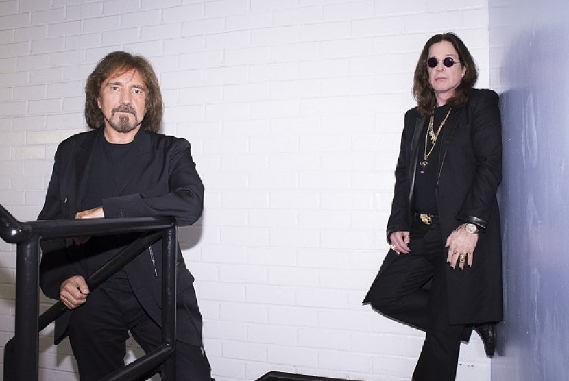   Ozzy Osbourne (kanan) dan Geezer Buttler (kiri), personel Black Sabbath tengah berpose.