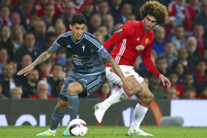 Pablo Hernandez dari Celta Vigo (kiri) berebut bola dengan Marouane Fellaini dari Manchester United saat semifinal leg kedua Liga Europa di Old Trafford, Manchester, Kamis, 11 Mei 2017.