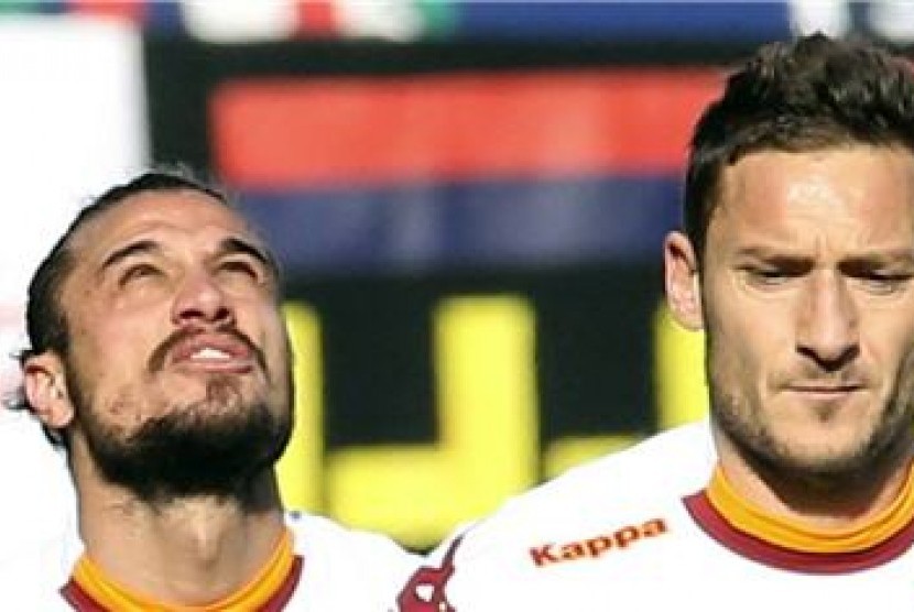 Pablo Osvaldo (kiri) dan Francesco Totti 